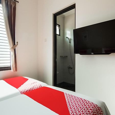 Oyo 3824 Columbus Residence J1 Telukjambe Buitenkant foto